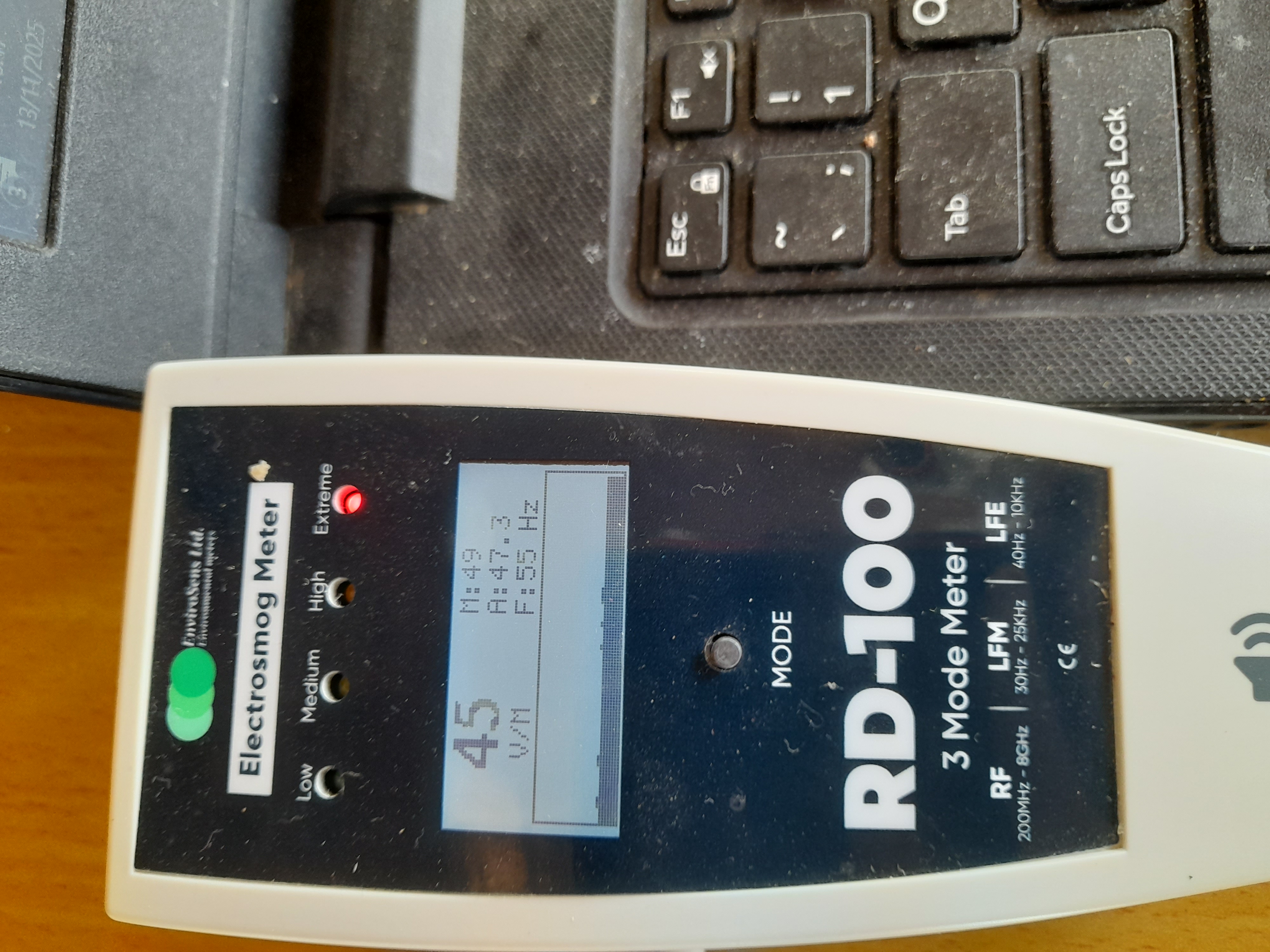 שדה חשמלי מהמחשב לפי הארקה