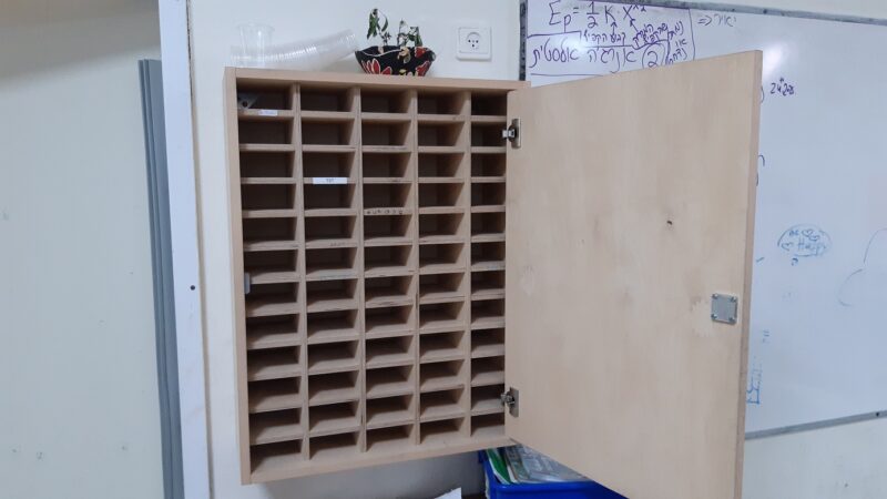 כוורת מעץ לסלולריים בכיתה