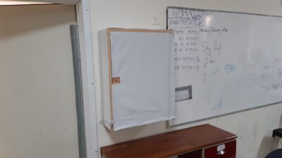 מיגון עם בד חוסם קרינת רדיו לכוורת מעץ לסלולריים בכיתה