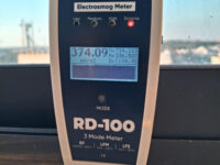קרינת רדיו גבוהה מאוד בחלון בית מגורים, 30 מטר מאנטנה סלולרית על ביניין המועצה