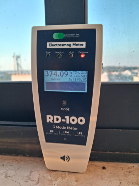 קרינת רדיו גבוהה מאוד בחלון בית מגורים, 30 מטר מאנטנה סלולרית על ביניין המועצה