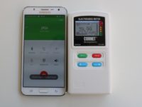 CORNET ED88TPLUS5G מודד קרינת רדיו בצמוד למכשיר טלפון סלולרי בעת ביצוע שיחה