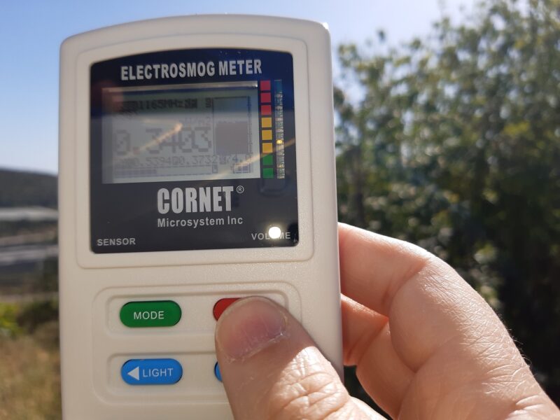 החזקה נכונה של מד הCORNET כאשר היד אינה חוסמת את האנטנה שנמצאת מתחת לפסטיק בצד שמאל של המד. 