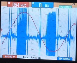 מדידת זיהום חשמלי (בכחול) מול האות המקורי של 50HZ ( באדום)