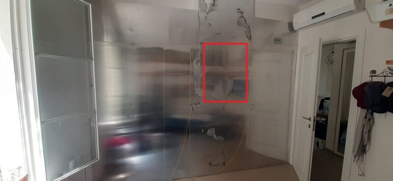 לוחות מיגון קרינה (שדה מגנטי בתדר נמוך) בחדר שינה , על קיר שמצידו השני לוח חשמל (מיקומו מודגש באדום)..