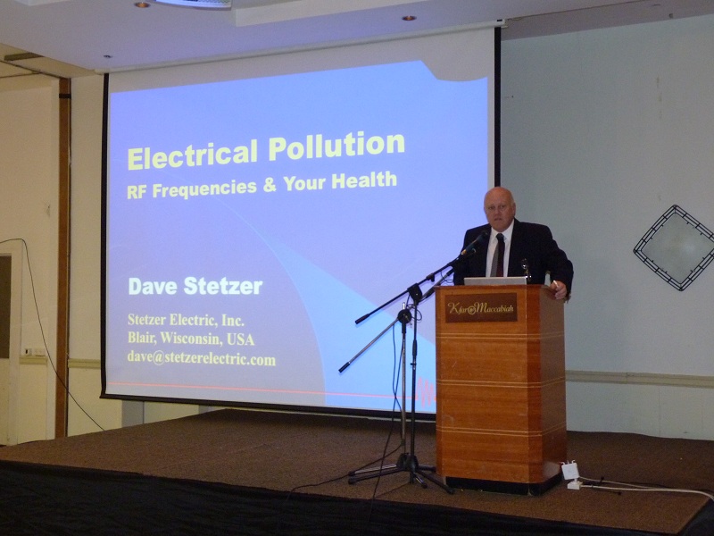 דויד שטצר בכנס של "דולב סביבה נקייה" על זיהום חשמלי , ישראל 2010.