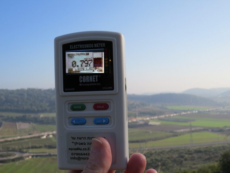 מדידת קרינת רדיו מול אנטנה סלולריות עם מד הקרינה CORNET (התמונה עברה עריכה ע"י תוכנת PAINT.NET כדי שיראו טוב את הערכים של המד).