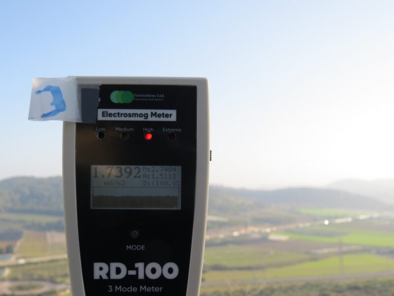מדידת קרינת רדיו מול אנטנה סלולריות עם מד הקרינה ENV RD100 