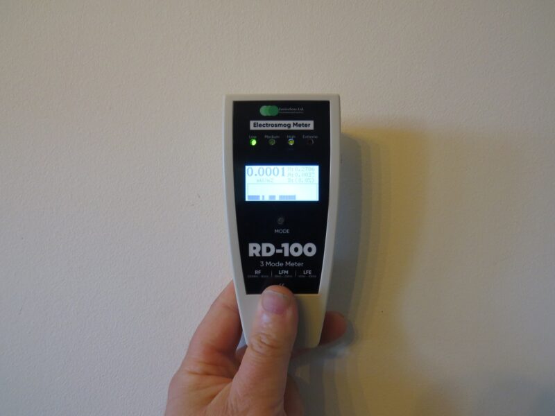 מדידת קרינת רדיו על קיר עם מד הקרינה ENV RD100