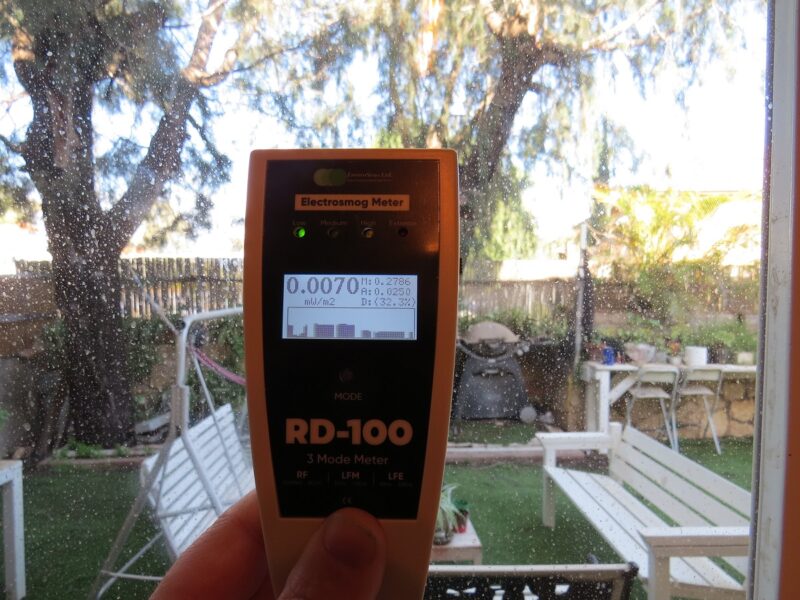 מדידת קרינת רדיו על החלון עם מד הקרינה ENV RD100