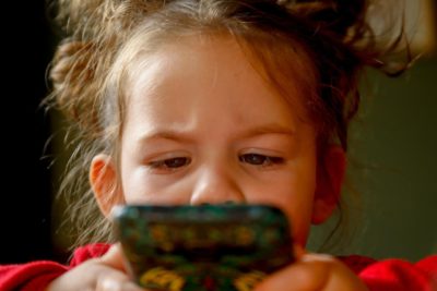 Read more about the article סלולרי וילדים, התמכרות מארץ האגדות