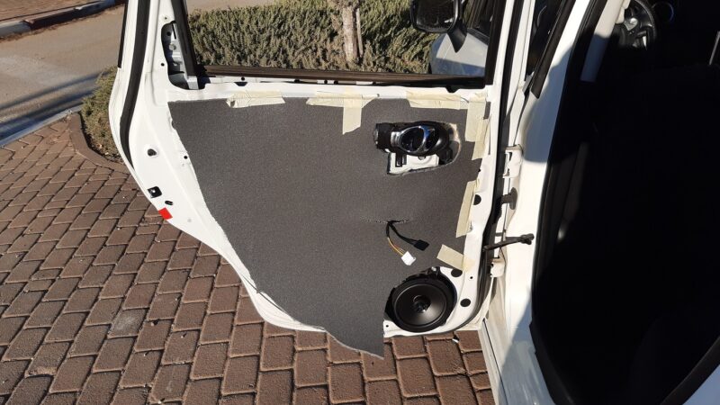 בידוד אקוסטי ורמקולים בדלתות